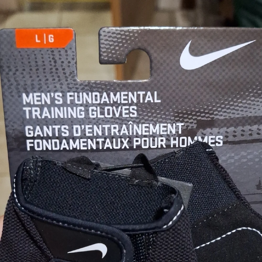 Nike Men's Fundamental Black Gloves - Picture 4 of 4